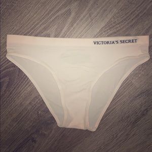 VS White Seamless cheekini NWOT